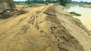 নদীর বেড়ীবাঁধ সংস্কার শেষ না হতেই বাঁধে ফাটল