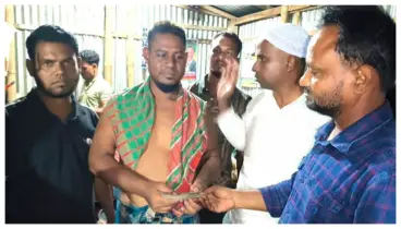 দুর্গাপুরে পশুর হাটে পাওয়া টাকার বান্ডেল ফেরত দিলেন ভলান্টিয়ার