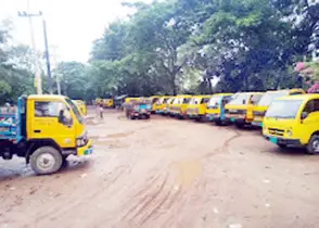 ট্রাক থাকে রাস্তার পাশে