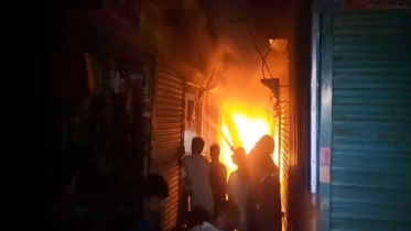 শ্রীনগর বাজারে আগুন, শতাধিক দোকান পুড়ে ছাই