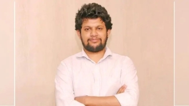 জবি শিক্ষার্থীদের আন্দোলনে উপদেষ্টার মাথায় পানির বোতল নিক্ষেপ