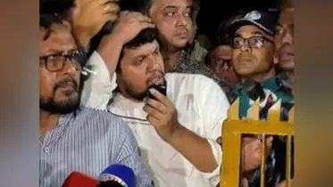 জবি শিক্ষার্থীদের আন্দোলনে উপদেষ্টার মাথায় পানির বোতল নিক্ষেপ