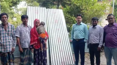ইসলামপুরে অগ্নিকাণ্ডে ক্ষতিগ্রস্ত পরিবারের মাঝে ঢেউটিন বিতরণ