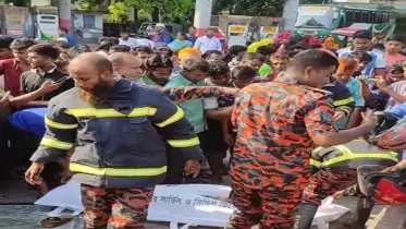 চালক ঘুমিয়ে পড়ায় বাস নিয়ন্ত্রণ হারিয়ে ডিভাইডারে ধাক্কা, নিহত ১