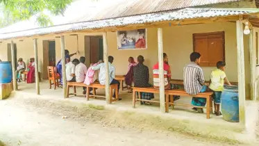 শালবনে মাটির হাসপাতালের পরিবেশেই অর্ধেক সুস্থ করে তোলে রোগীদের
