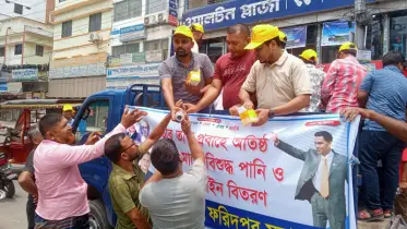 ফরিদপুরে স্বেচ্ছাসেবক দলের উদ্যোগে খাবার পানি ও স্যালাইন বিতরণ