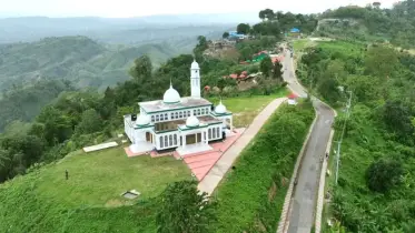 পাহাড়ের চূড়ায় নান্দনিক মসজিদ