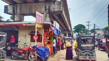 কলাপাড়ায় সেতুর নিচের মূল সড়কে দোকান পাট, যান চলাচলে ভোগান্তি