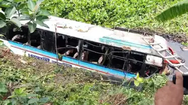 খোকসায় বাস ও ট্রাকের মুখোমুখি সংঘর্ষ, আহত ৪০