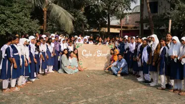 উপকূলে মাসিক স্বাস্থ্যসচেতনতায় খুলনা বিশ্ববিদ্যালয়ের শিক্ষার্থীরা