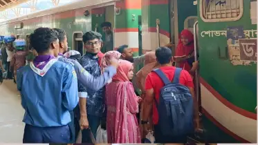 আখাউড়া রেলওয়ে স্টেশনে ট্রেন যাত্রীদের পাশে দাঁড়াল স্কাউটস
