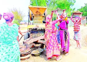 ‘আমার এ দুটি চোখ পাথর তো নয়, তবু কেন ক্ষয়ে ক্ষয়ে যায়...’