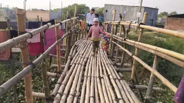 বাঁশের সাঁকোই ভরসা পাঁচ গ্রামের অর্ধলক্ষাধিক মানুষের