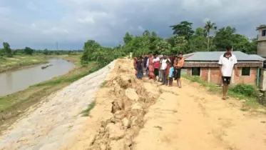 ফটিকছড়িতে হালদার বেড়িবাঁধ ভেঙে বন্যার শঙ্কা