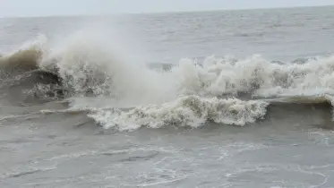 সাগর উত্তাল, উপকূল জুড়ে অস্বাভাবিক জোয়ার বইছে