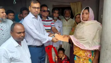 বজ্রপাতে স্বজনহারা গোমস্তাপুরের পরিবারে ইউএনওর আর্থিক সহায়তা