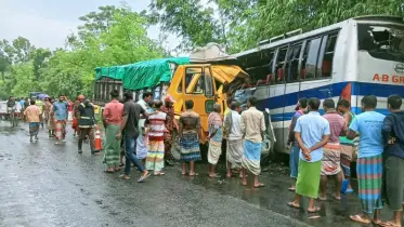 সাঁথিয়ায় বাস ট্রাক মুখোমুখি সংঘর্ষে নিহত ৩ আহত ১৫ জন