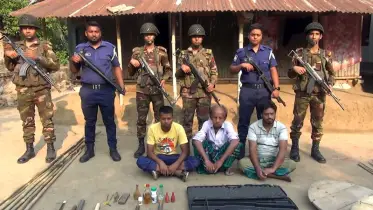 নড়াইলে সেনাবাহিনীর অভিযানে দেশীয় অস্ত্রসহ তিনজন আটক