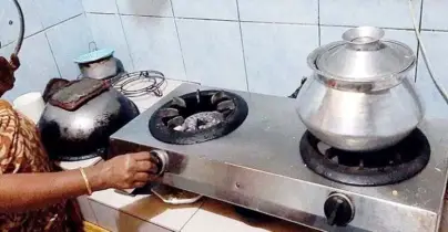 তীব্র গ্যাস সংকটে চরম ভোগান্তিতে কেরানীগঞ্জবাসী