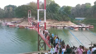 ঈদের ছুটিতে রাঙামাটির ঝুলন্ত সেতুতে পর্যটকদের ভিড়