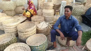 হারিয়ে যাওয়া বাঁশ শিল্পকে বাঁচিয়ে রাখার চেষ্টায় কয়েকটি পরিবার