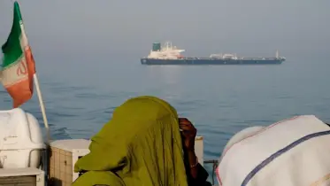 হরমুজ প্রণালী থেকে ঘুরে দাঁড়াল দুই তেলবাহী সুপারট্যাংকার
