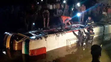 রংপুরে বাস উল্টে পুকুরে, নিহত ৩ আহত ৫০