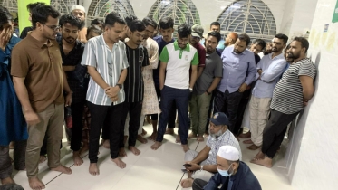 শিক্ষার্থীদের আন্দোলনের মুখে পুলিশ প্রহরায় ক্যাম্পাস ছাড়লেন কুমিল্লা ভিক্টোরিয়া কলেজের অধ্যক্ষ