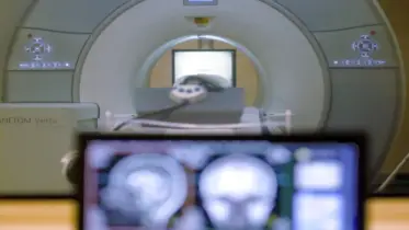এমআরআই রুমে চেইন পরে ঢুকে বিপদে বৃদ্ধ!