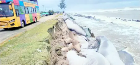 ঢেউয়ের আঘাতে কক্সবাজার-টেকনাফ মেরিন ড্রাইভে আবারও ভাঙন
