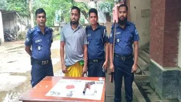 বোয়ালমারীতে শর্টগান, ইয়াবাসহ ১৪ মামলার আসামি আটক