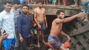 বৈরী আবহাওয়ায় ট্রলার ডুবি, ৩৩ জন উদ্ধার হলেও নিখোঁজ ৫