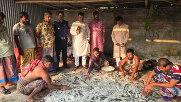 মেহেরপুরে চামড়ার মান রক্ষায় বিনামূল্যের লবণ ব্যবহারের পরিস্থিতি পরিদর্শন করলেন ইউএনও