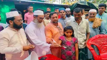 নোয়াখালীতে অগ্নিকাণ্ডে ক্ষতিগ্রস্ত হিন্দু পরিবারের পাশে জামায়াত