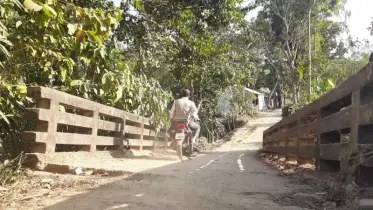 হেলে পড়া দুই সেতুতে ঝুঁকি নিয়ে চলছে হাজারো মানুষ