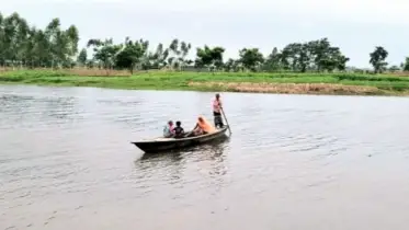 চরবাসীর বর্ষাকালীন দুর্ভোগ, ছোট ডিঙি নৌকাই একমাত্র ভরসা