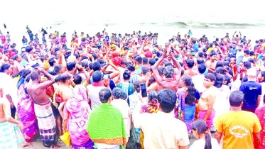 কুয়াকাটায় পুণ্যলাভের আশায় সনাতনীদের সমুদ্রস্নান