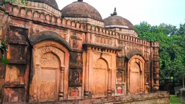 অজানা নির্মাণশৈলীতে দাঁড়িয়ে আছে ৫০০ বছরের রাজশাহীর কিসমত মারিয়া মসজিদ