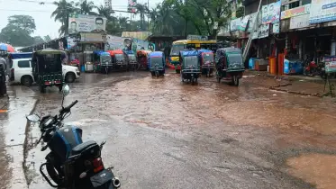 সকাল থেকে টানা বৃষ্টিতে থমকে গেছে জনজীবন
