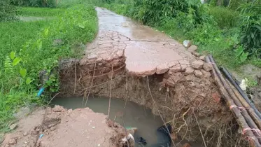আনোয়ারায় সড়ক ভেঙে তিন গ্রামের যোগাযোগ বিচ্ছিন্ন 