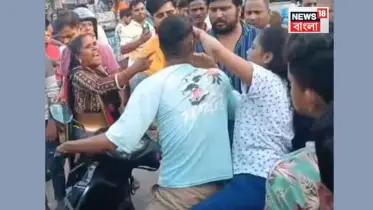 রাস্তায় দাঁড়িয়ে খাবার খাচ্ছেন প্রেমিক যুগল, ধরা পড়তেই জুতা পেটা