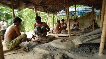 লালমনিরহাটে কোরবানির ঈদকে ঘিরে ব্যস্ত কামাররা