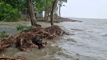ঠিকাদারের খামখেয়ালীতে দুর্ভোগে উপকূলীয় লাখো মানুষ