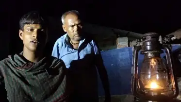 হারিকেনের আলোয় গরিবের চুল-দাড়ি কাটেন পরিতোষ