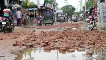 ৪ বছর যাবত ভাঙা রাস্তায় যাতায়াতে দুর্ভোগ