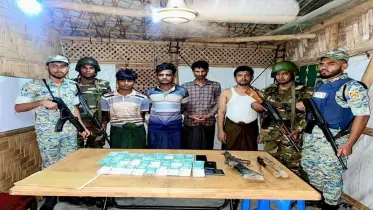 যৌথ বাহিনীর অভিযানে ৪ রোহিঙ্গা সন্ত্রাসী গ্রেফতার, আগ্নেয়াস্ত্র উদ্ধার