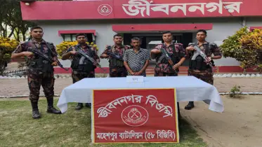 জীবননগরে বিজিবির অভিযানে স্বর্ণের বারসহ চোরাকারবারী গ্রেফতার
