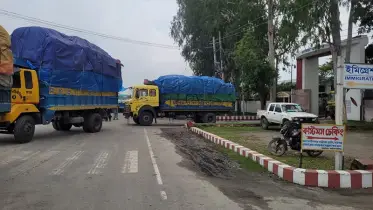 বাংলাবান্ধা স্থলবন্দরে আটকে গেল প্লাস্টিক পণ্যবোঝাই ট্রাক