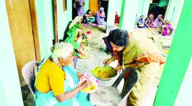 বুড়ি ভৈরব নদীর গা ঘেঁষে গড়ে উঠেছে অসহায় নারীদের আশ্রয়স্থল