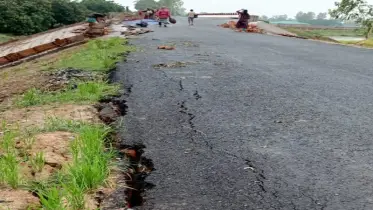 নির্মাণাধীন সেতুর পাশে ভেঙে যাচ্ছে রাস্তা, ঝুঁকিতে সেতু